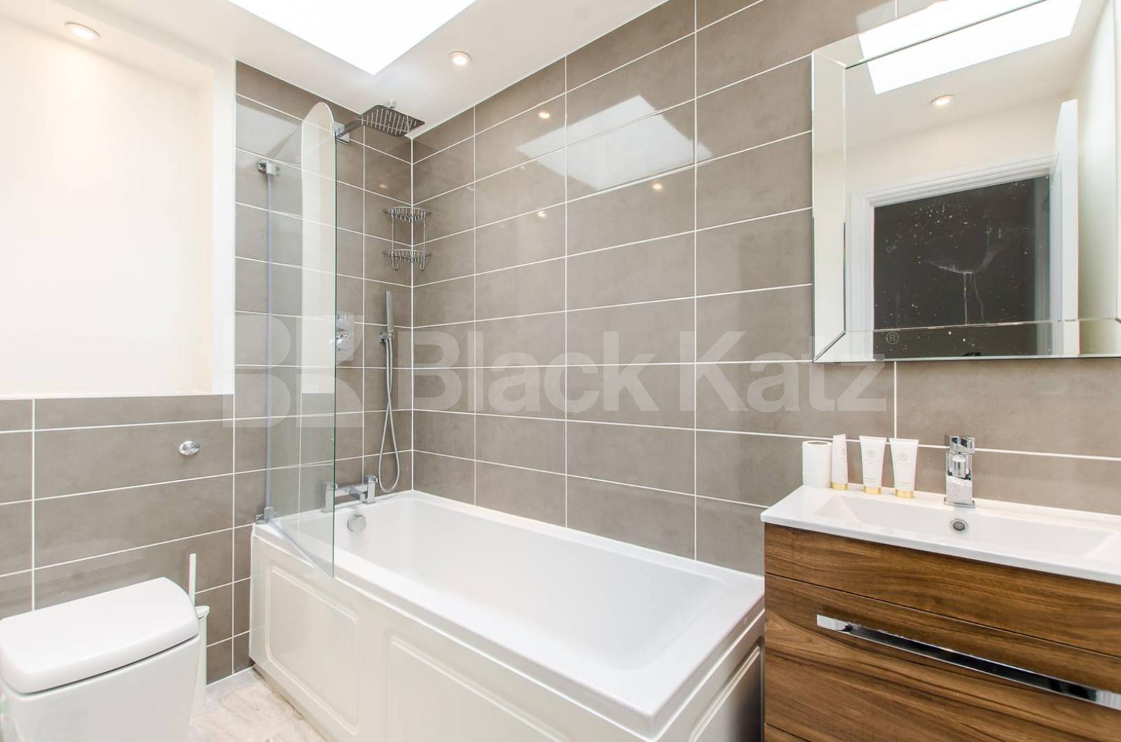 			LET, 2 Bedroom, 1 bath, 1 reception House			 Waterside Close, Shad Thames